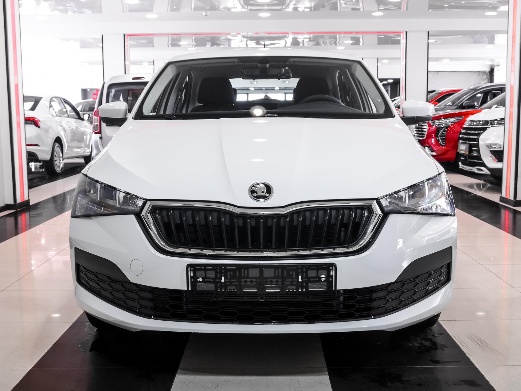 Купить Skoda Rapid 2024, новый Белый Шкода Rapid по цене 1 430 000 рублей у  официального дилера в Москве