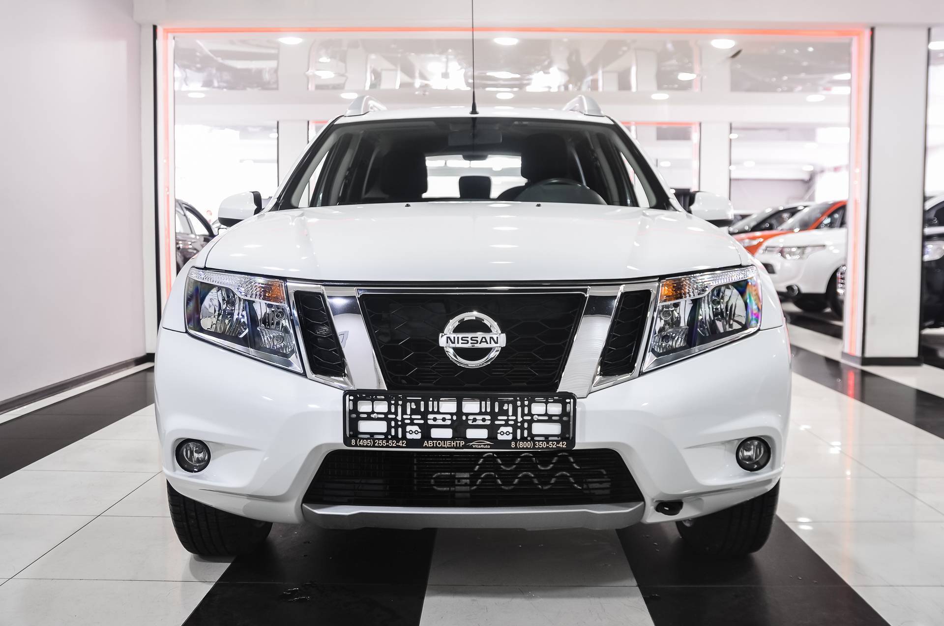 Nissan Terrano 2018. Ниссан Террано 2018 фирменный цвет жемчужно белый. Ниссан Террано белый сбоку.