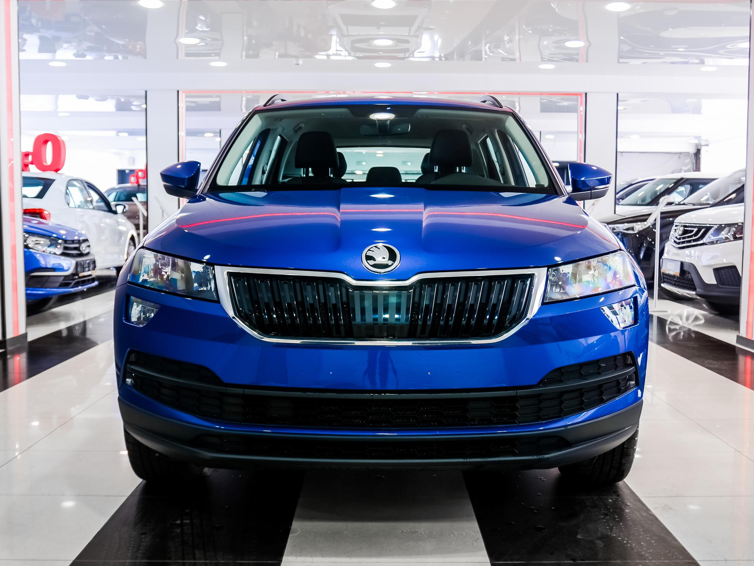 Купить Skoda Karoq 2024, новый синий Шкода Karoq по цене 2 140 000 рублей у  официального дилера в Москве