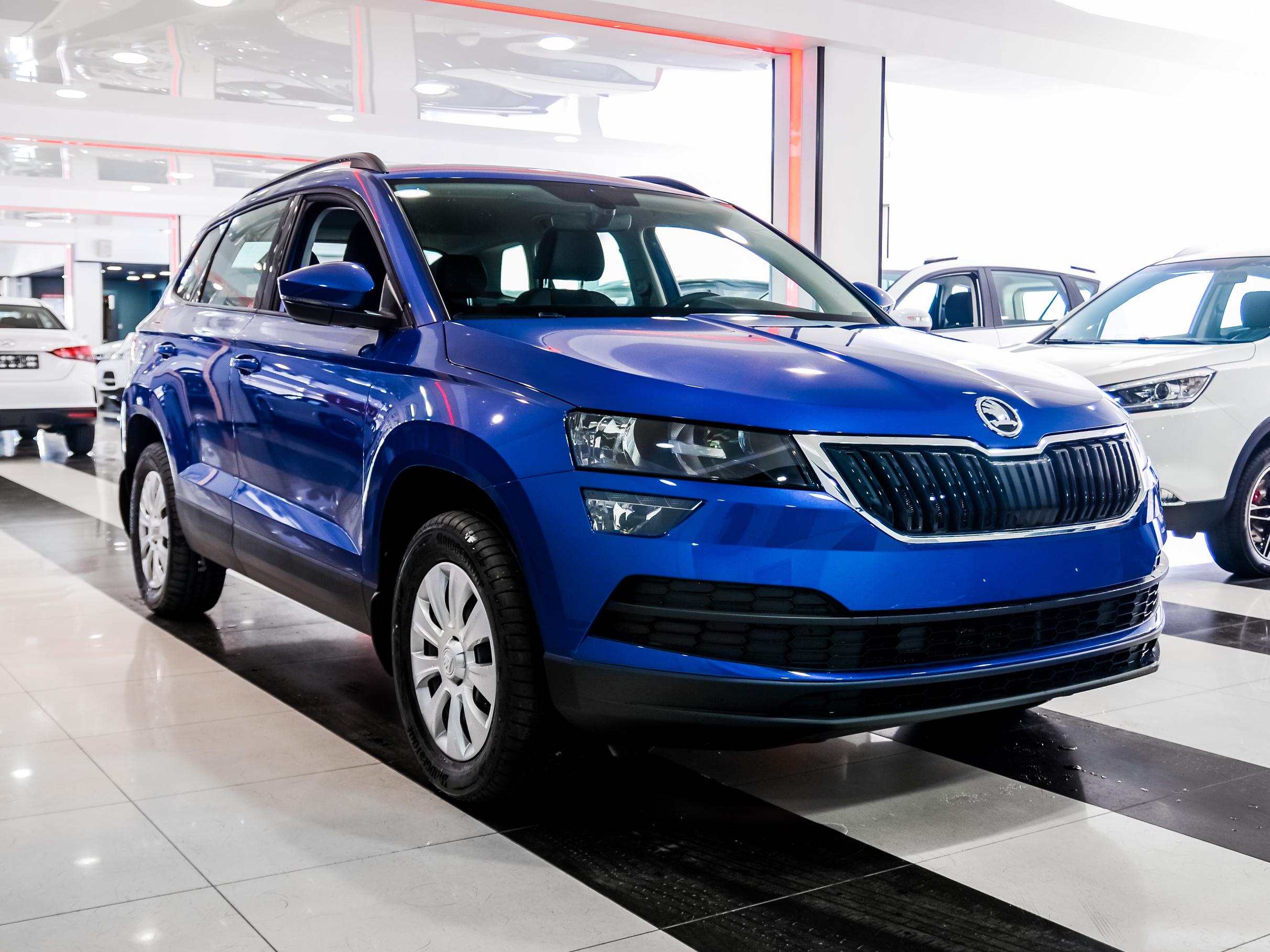 Купить Skoda Karoq 2024, новый синий Шкода Karoq по цене 2 140 000 рублей у  официального дилера в Москве