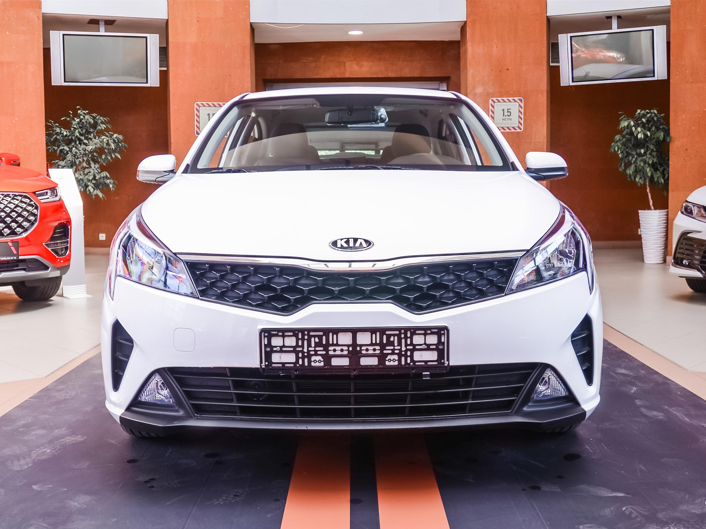 Купить Kia Rio 2024, новый Белый Кия Rio по цене 1 429 900 рублей у  официального дилера в Москве