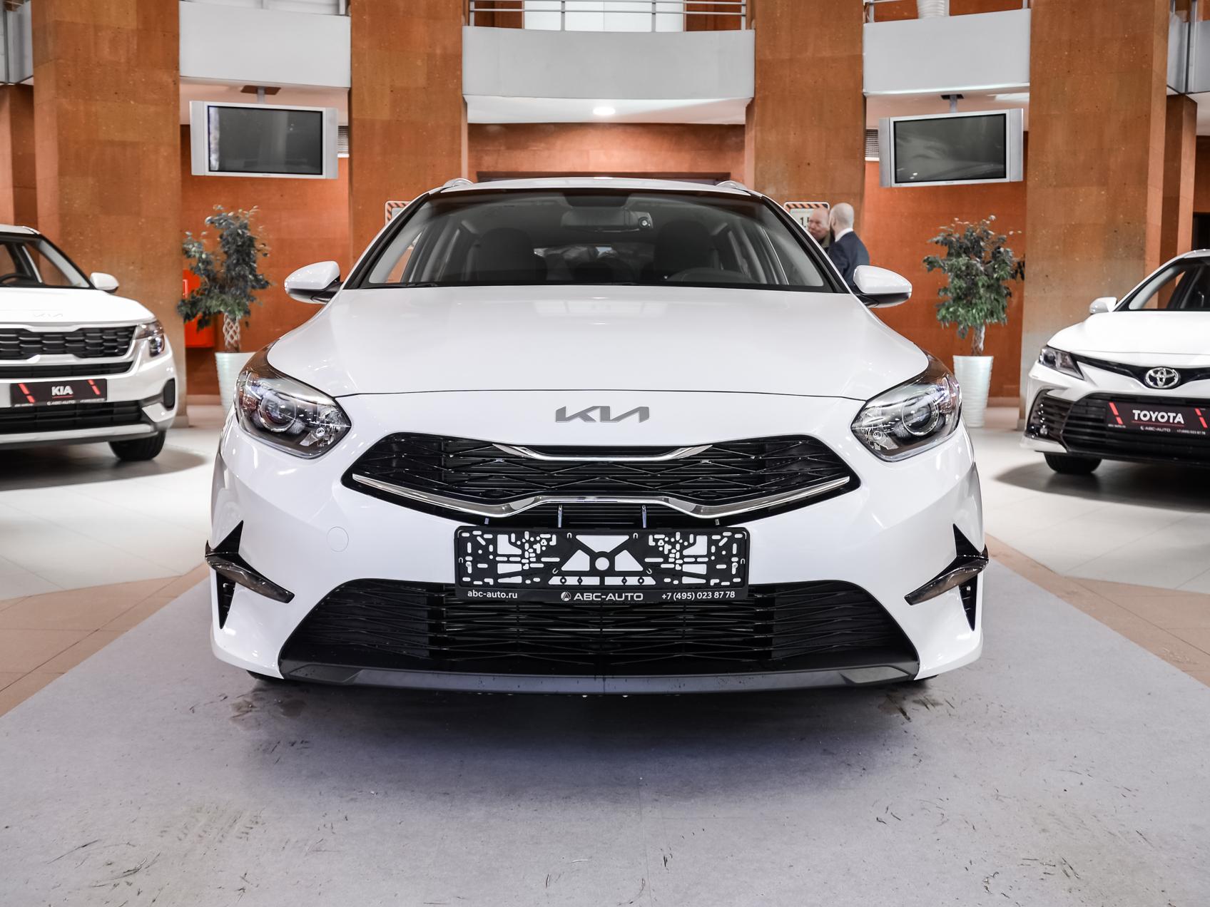 Купить Kia Ceed 2024, новый Белый Кия Ceed по цене 1 700 000 рублей у  официального дилера в Москве