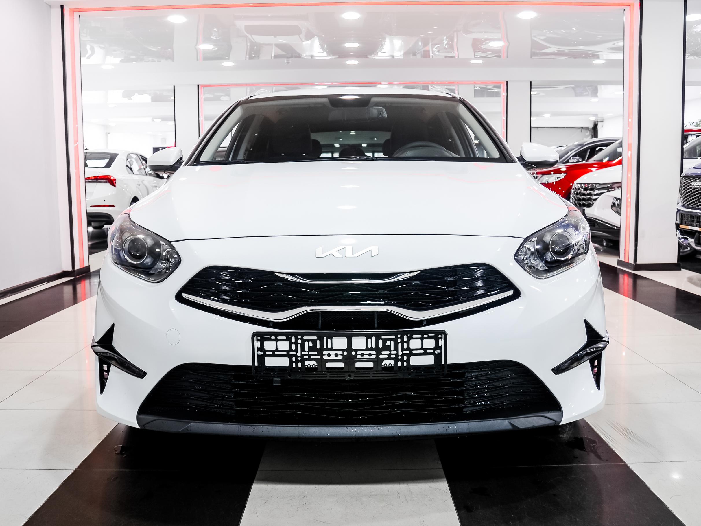 Купить Kia Ceed 2024, новый Белый Кия Ceed по цене 1 970 000 рублей у  официального дилера в Москве