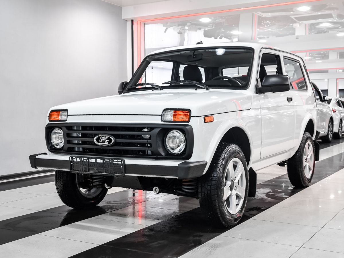 Купить Lada Niva Legend 2024, новый белый Лада Niva Legend по цене 770 000  рублей у официального дилера в Москве