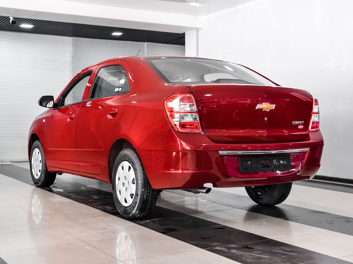 Купить Chevrolet Cobalt 2024, новый красный Шевроле Cobalt по цене 1 044  000 рублей у официального дилера в Москве