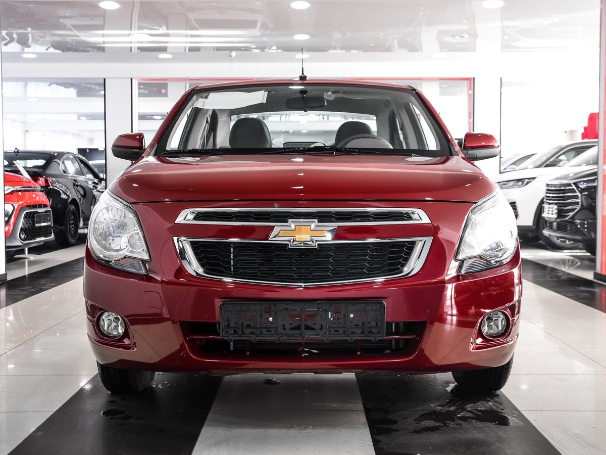 Купить Chevrolet Cobalt 2024, новый красный Шевроле Cobalt по цене 1 044  000 рублей у официального дилера в Москве