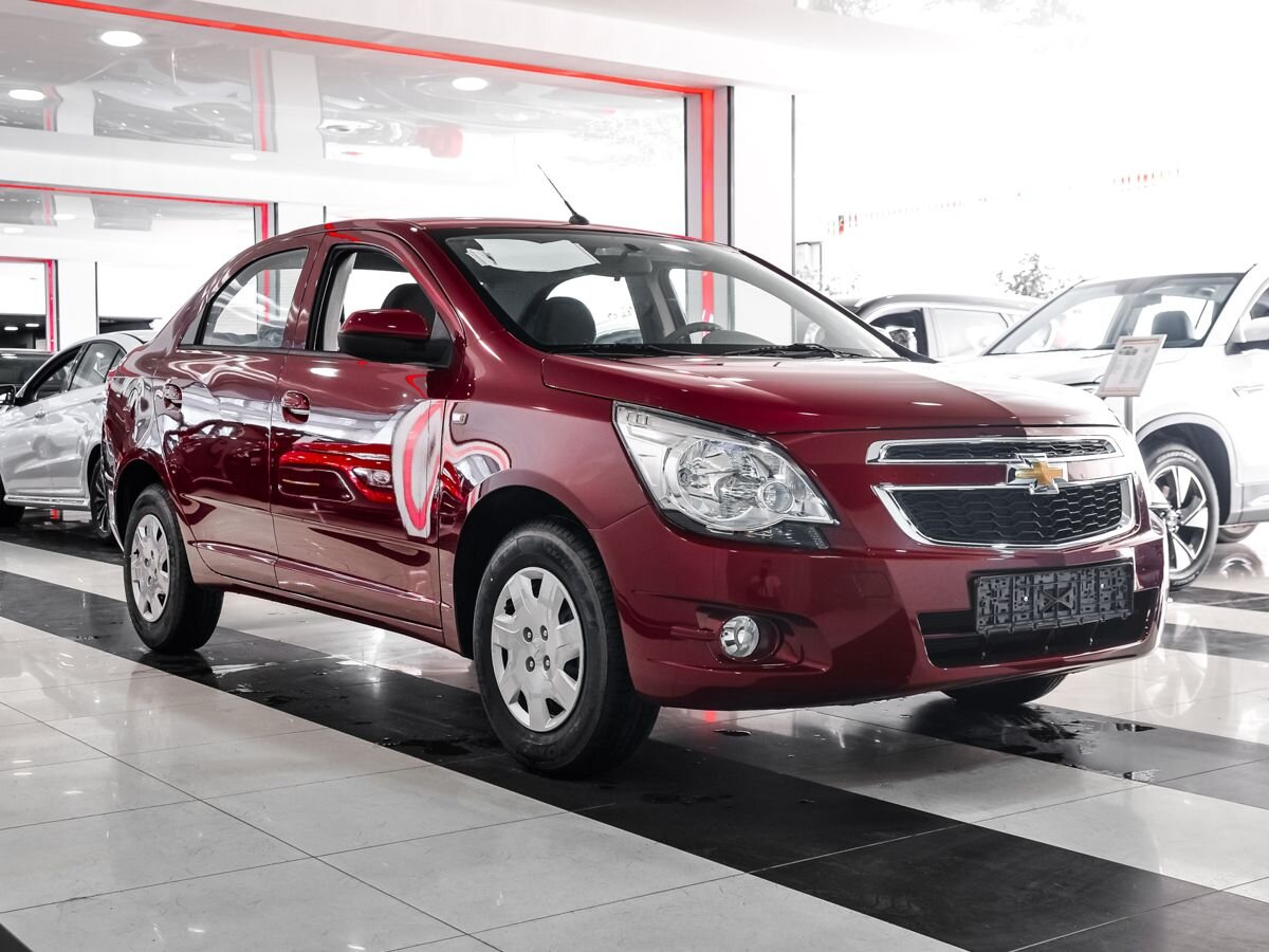 Купить Chevrolet Cobalt 2024, новый красный Шевроле Cobalt по цене 1 044  000 рублей у официального дилера в Москве