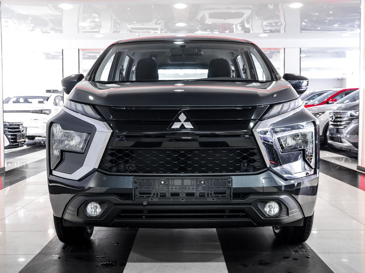 Купить Mitsubishi Xpander 2024, новый серый Митсубиси Xpander по цене 2 121  000 рублей у официального дилера в Москве