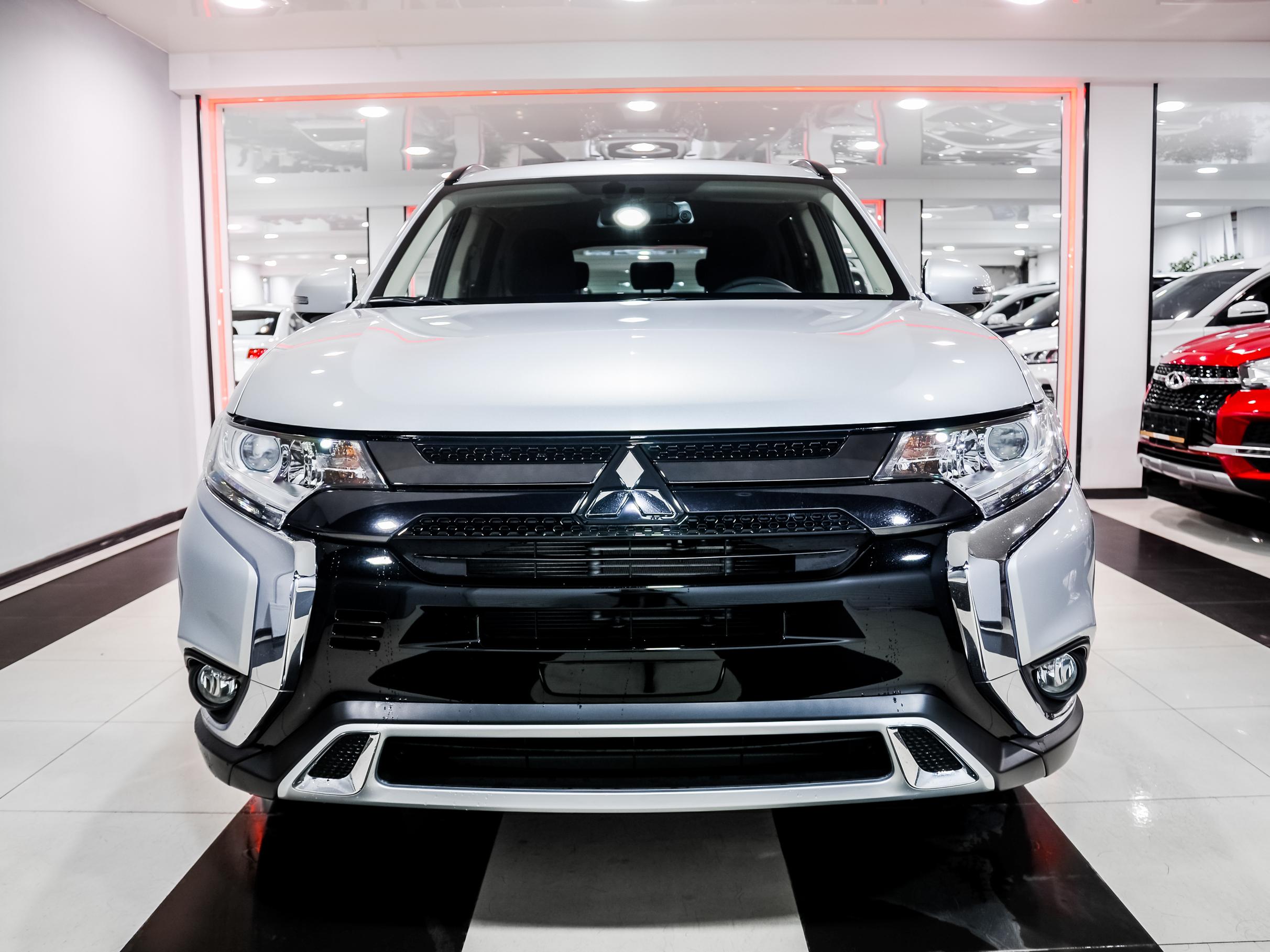 Купить Mitsubishi Outlander 2024, новый белый Митсубиси Outlander по цене 2  550 000 рублей у официального дилера в Москве