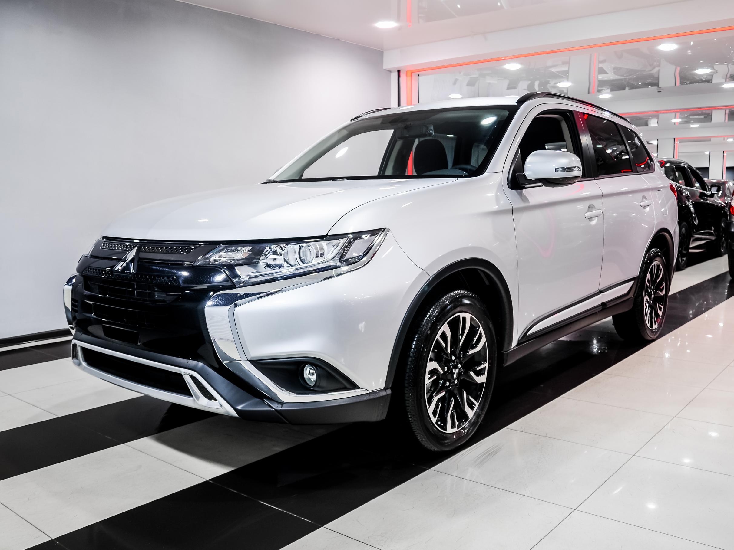 Купить Mitsubishi Outlander 2024, новый белый Митсубиси Outlander по цене 2  550 000 рублей у официального дилера в Москве