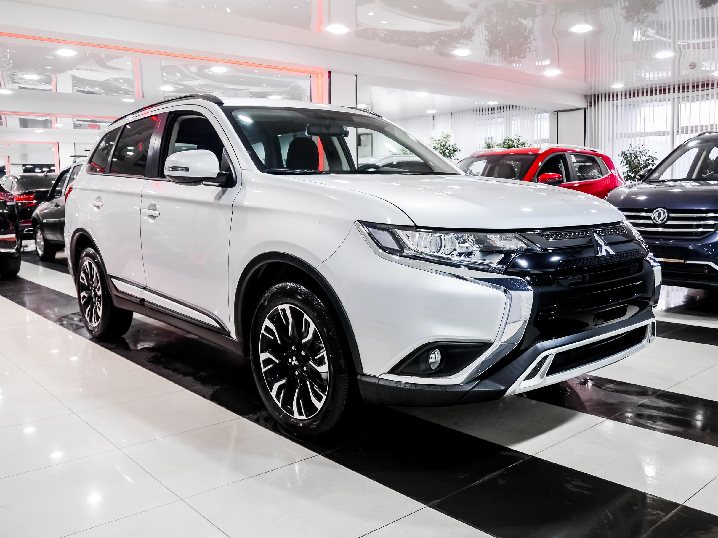 Купить Mitsubishi Outlander 2024, новый белый Митсубиси Outlander по цене 2  550 000 рублей у официального дилера в Москве